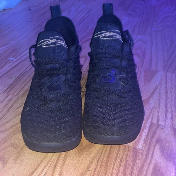 Lebron 16 I’m king shoes - Picture 2 of 3